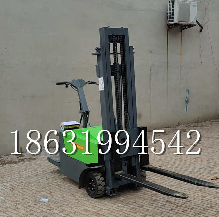 安图县优程全电动叉车插腿式堆高车液压装卸车1.5吨升高小型站驾式铲车